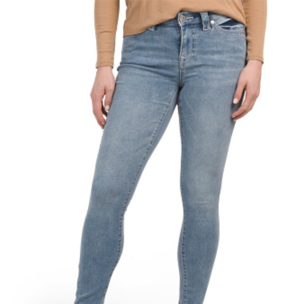 TRUE RELIGION Jennie Curvy Mid-Rise Skinny Jeans in Light Breaker